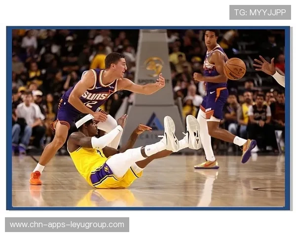 NBA湖人连续抢下前场球,攻势急速上扬